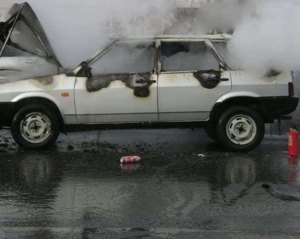Во дворе дома на Кольцова горит машина