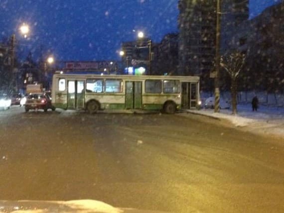Из-за наледи на Ленина развернуло автобус