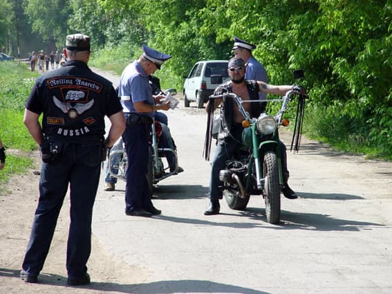 Сотрудникам ДПС разрешили проверять документы без причины