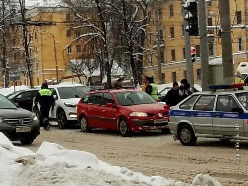 На Октябрьском проспекте столкнулись Хёндай и Рено