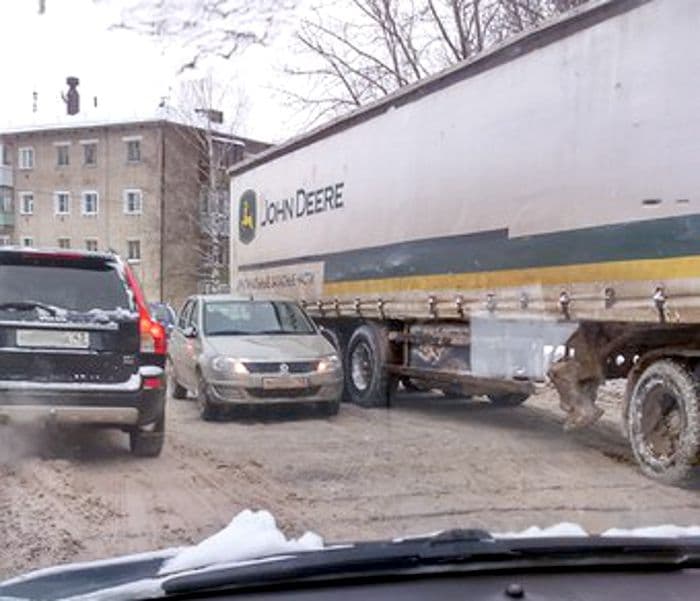 На Лепсе фура перегородила дорогу: образовалась пробка