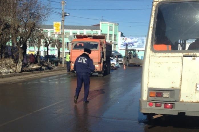 У площади Лепсе КамАЗ насмерть сбил пенсионерку