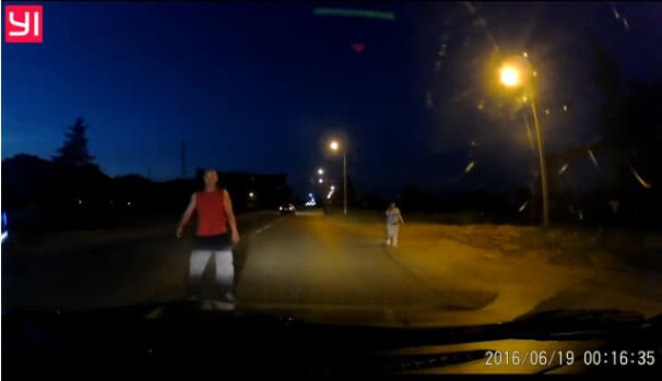 На въезде в Чепецк пьяный пешеход бросился на автомобиль