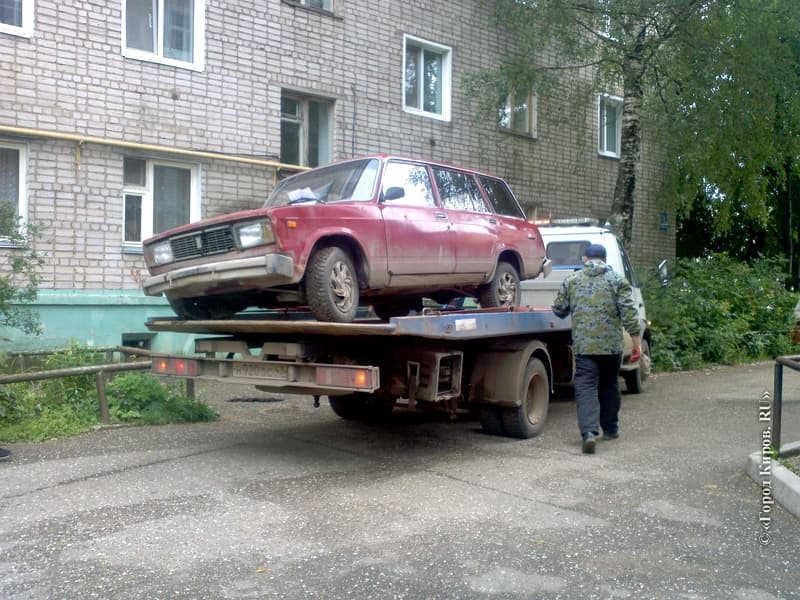 В Кирове автоинспекторы эвакуируют неправильно припаркованные авто