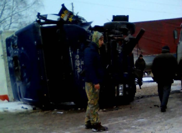 На кировской трассе опрокинулась фура: движение временно парализовало