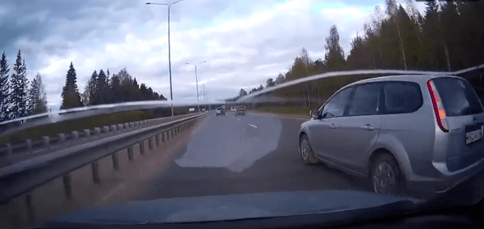 Резкие манёвры. Водители провоцируют ДТП