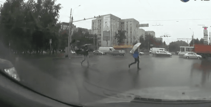 Зарядил дождик. Кировские дороги оказались под водой