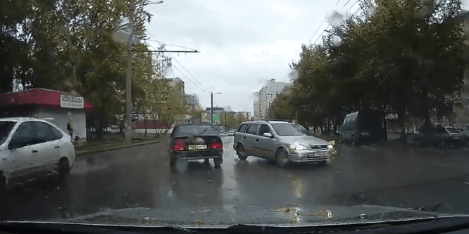 На Щорса иномарка «боднула» «Газель»