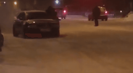 На Попова водитель Audi «прокатил» прохожего по дороге