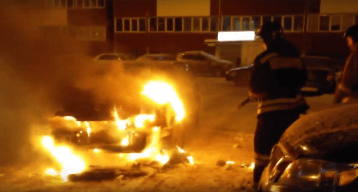 Во дворе дома на Ленина загорелась Lada