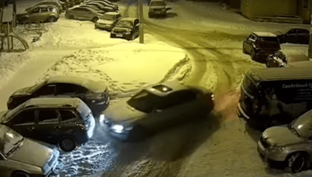 Водитель BMW разбил 2 машины, пытаясь проскочить двор