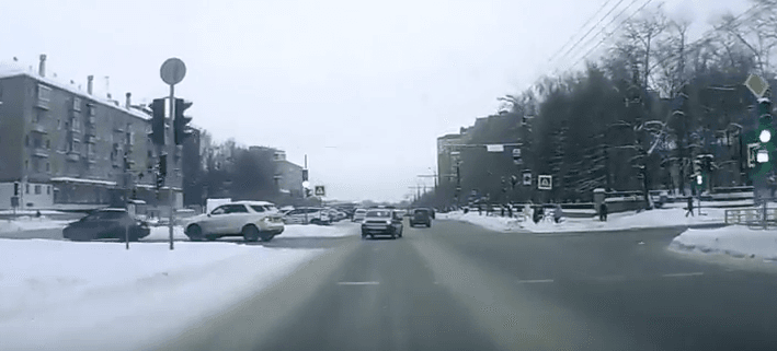 Полицейский автомобиль проехал перекресток на красный сигнал светофора