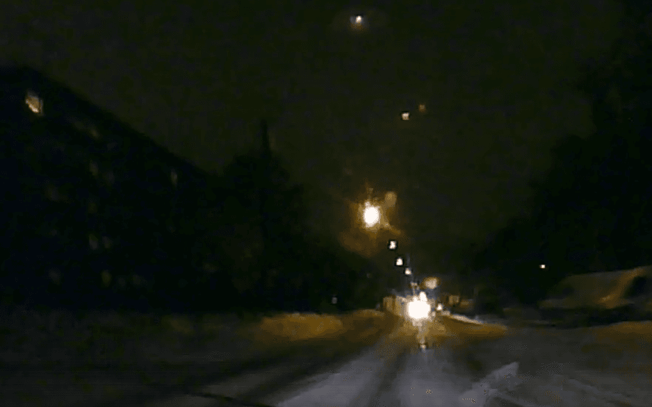 В Кирове молодежь развлекается, бегая перед машинами