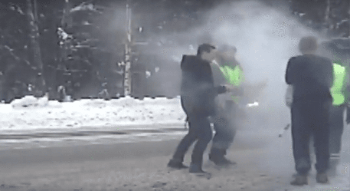 Инспекторы ДПС потушили машину, загоревшуюся в Кирове возле АЗС