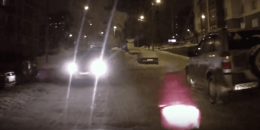 Девочка выбежала под колёса машины в одном из дворов Кирова