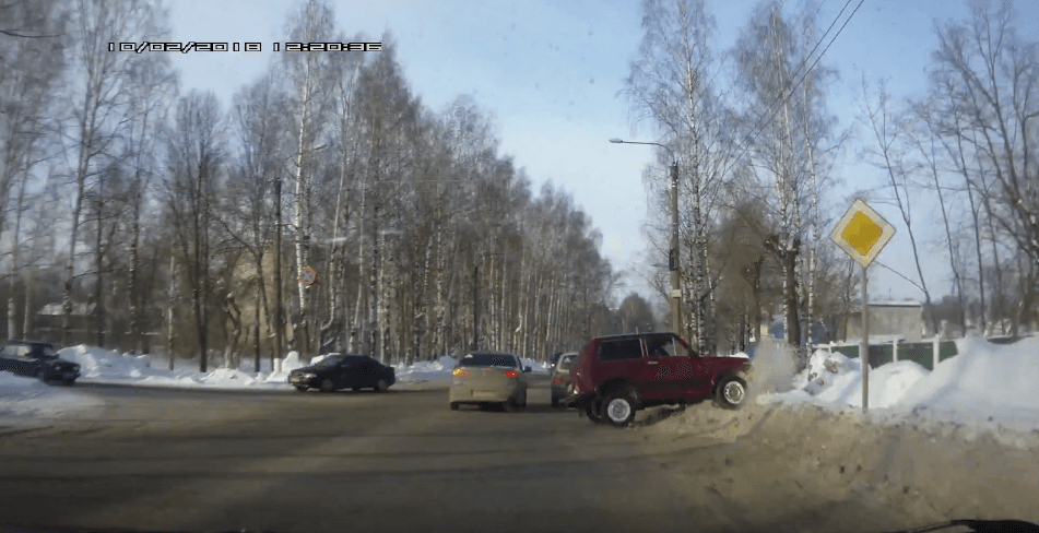 Водитель на «Ниве» исполнил на дороге в Нововятске «кульбит»