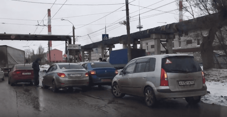 На Луганской столкнулись 4 машины. Проезд затруднён