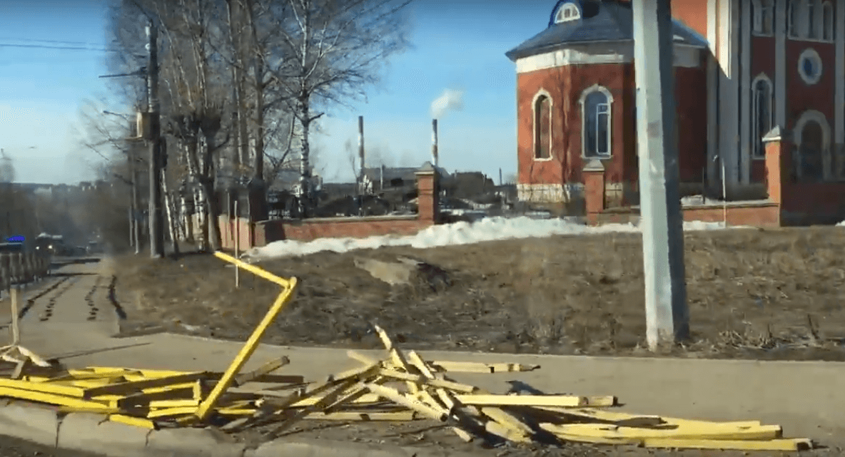 «КамАЗ» снес ограждения на Луганской