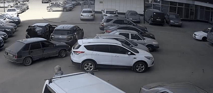 Водитель с друзьями избил таксиста за сделанное ему замечание