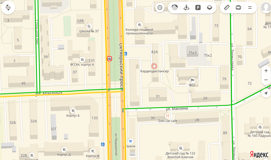 Из-за аварии на Октябрьском проспекте "смелые" водители едут по тротуару