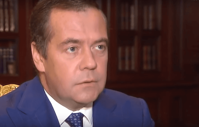 Медведев пообещал усилить ответственность  за нарушение ПДД