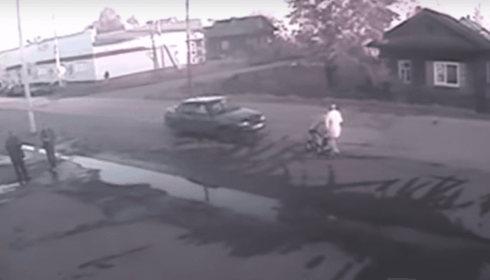 Кто прав, а кто виноват!? В Шабалинском районе мужчина сбил женщину с коляской