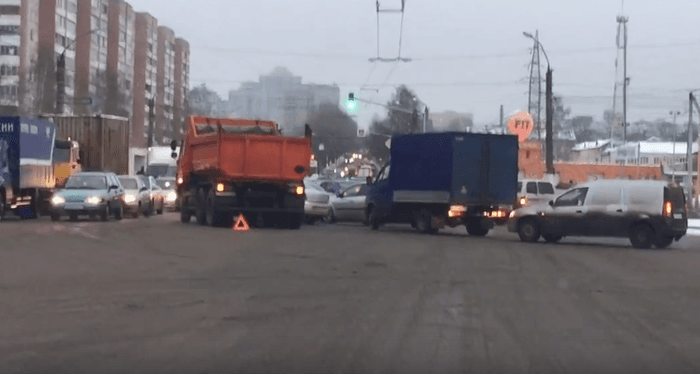 Столкновение грузового автомобиля и “Опеля” спровоцировало крупную пробку