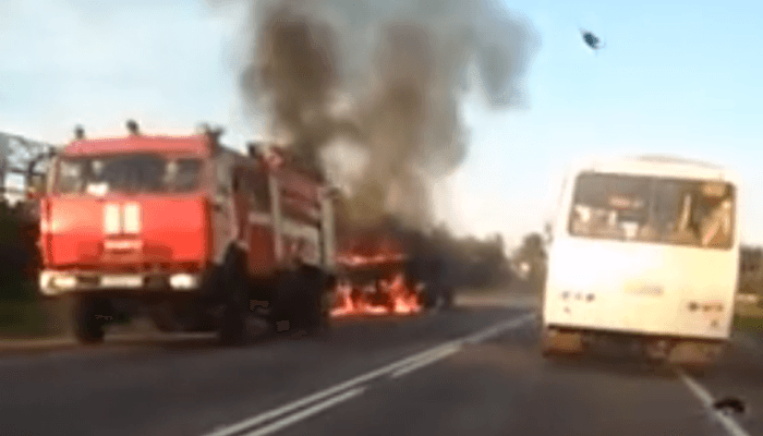 В сети появилось видео с горящим на трассе «Камазом» возле деревни Осинцы