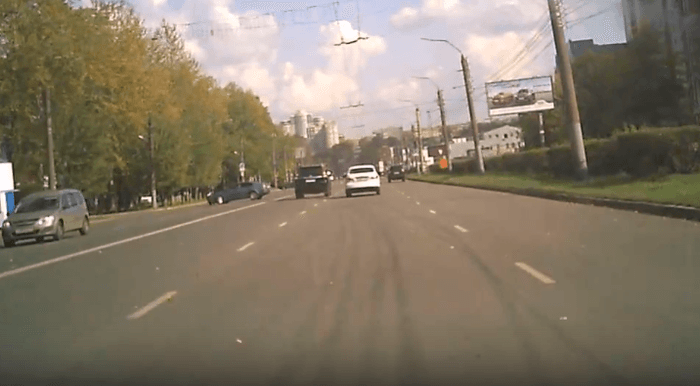 «Через двойную сплошную»: в Кирове мотоциклист попал под колеса легковушки