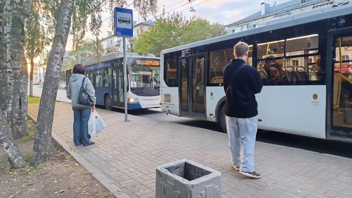Верховный суд дал четкий ответ: допустимо ли встать на автобусной остановке, чтобы высадить человека