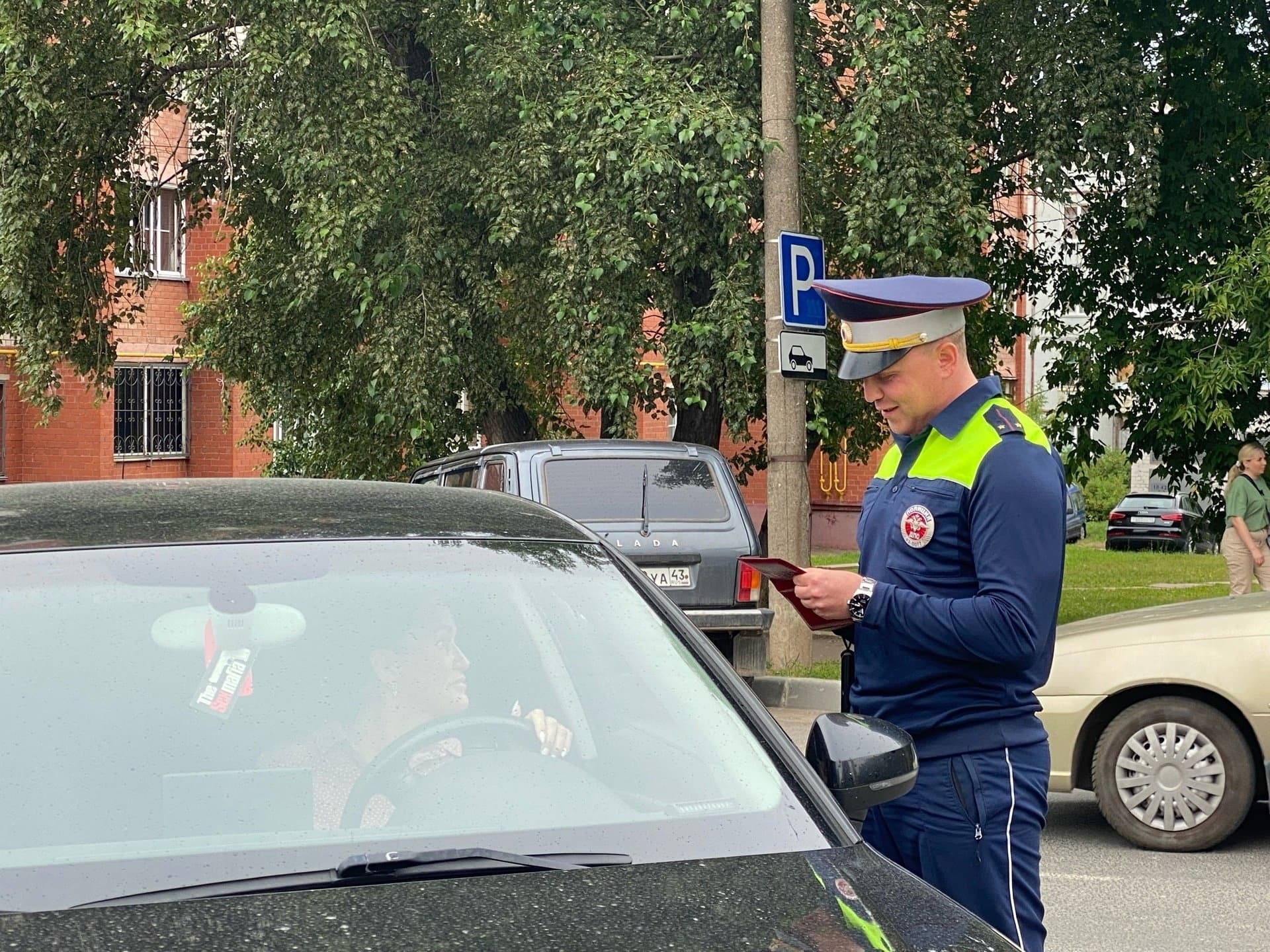 В ГАИ ответили - должен ли водитель выходить к инспектору, когда его остановили: или допускается просто опустить окно