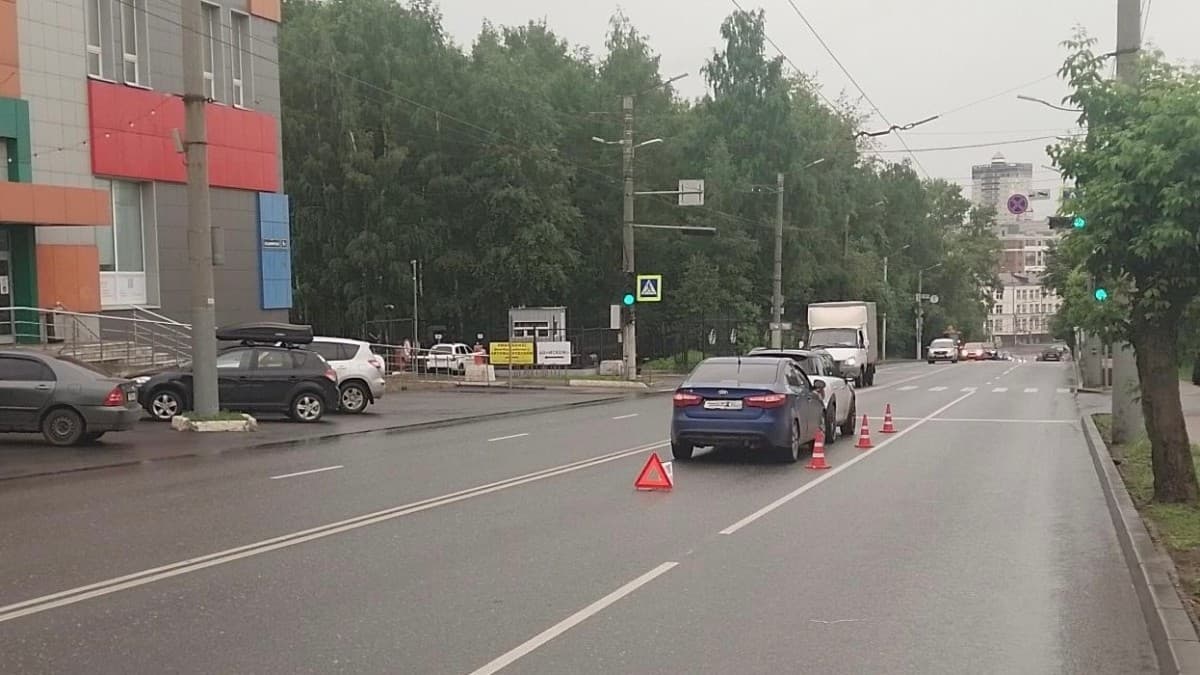 В центре Кирова столкнулись две иномарки: не обошлось без пострадавших