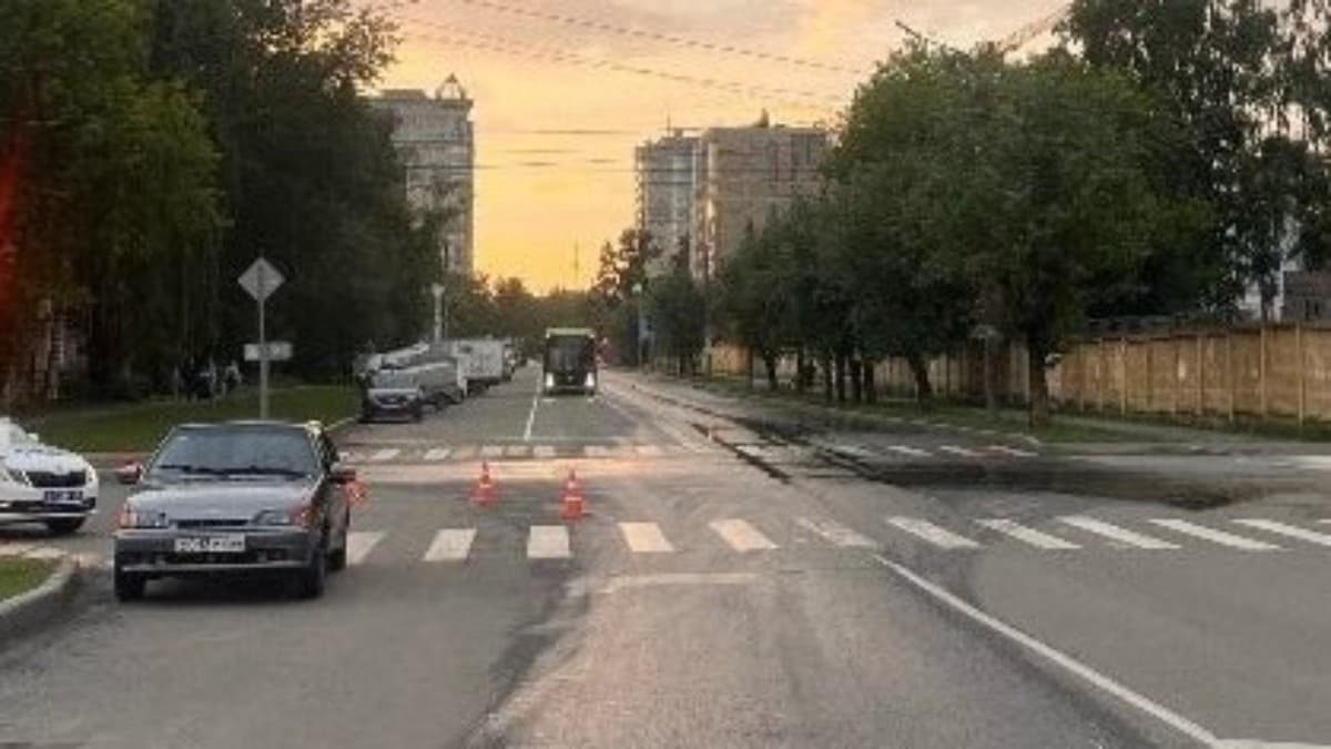 В Кирове на улице Горького столкнулись «четырнадцатая» и велосипедист