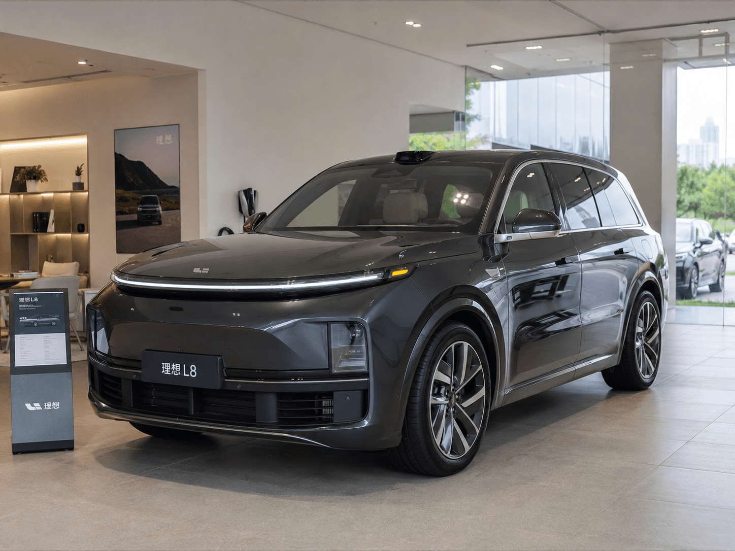 Новый Li Auto L8 вышел в Китае: гибрид на 1670 км готовят и для России