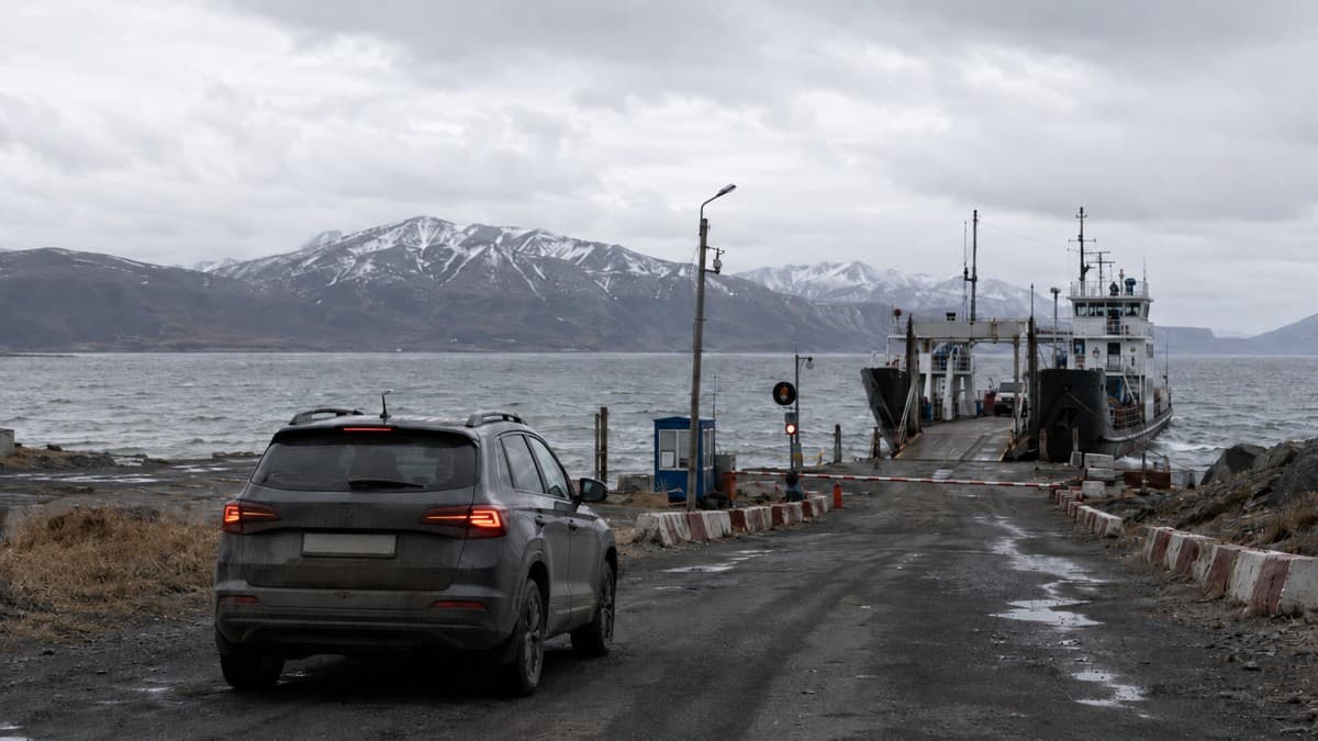 Пять городов России, куда нельзя доехать по обычной трассе: где машину придётся оставить, погрузить на паром или рискнуть зимником