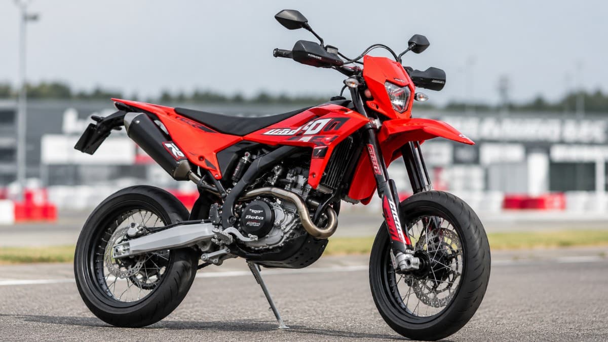 Увидел новый Ducati Desmo450 SM и удивился: зачем итальянцы превратили кроссовый байк в мотоцикл для асфальта
