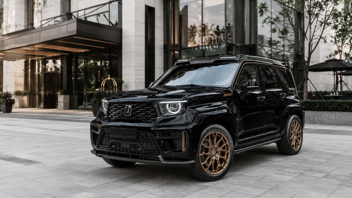 Land Cruiser в прошлом, BMW вышел из моды: в тренде у автолюбителей новый внедорожник, который лучше во всем – комфорта и статуса в два раза больше