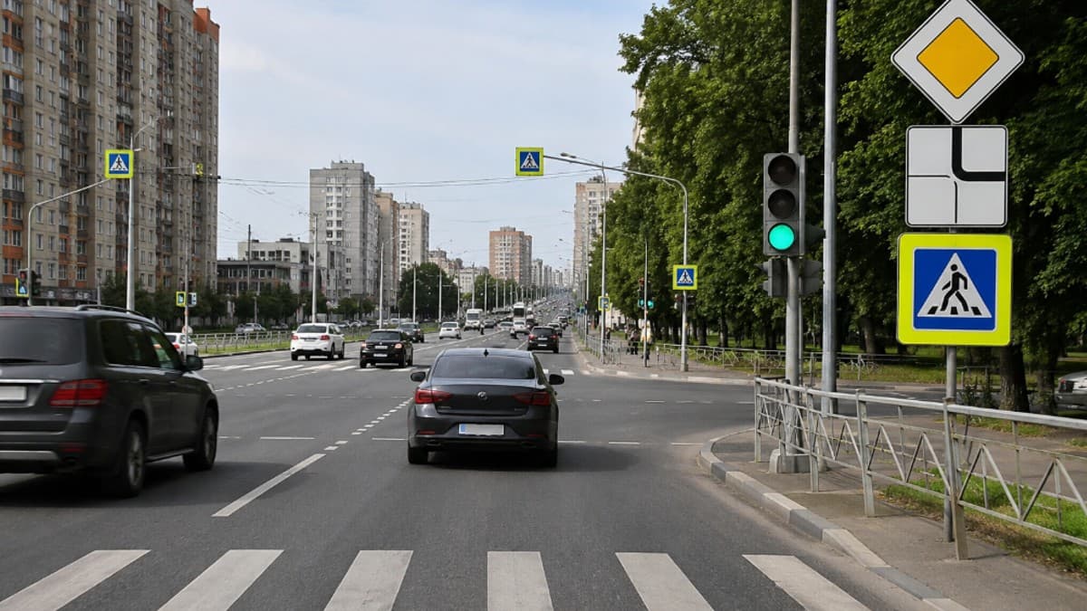 Большинство водителей ошибается: можно ли обгонять на перекрёстке, если едешь по главной дороге
