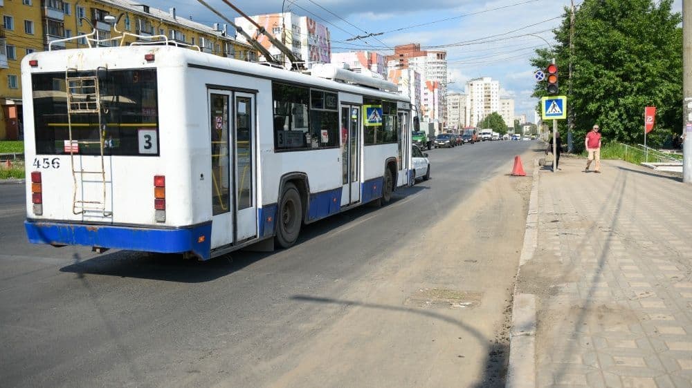 Девять автобусных маршрутов и три троллейбусных изменили схему движения в Кирове