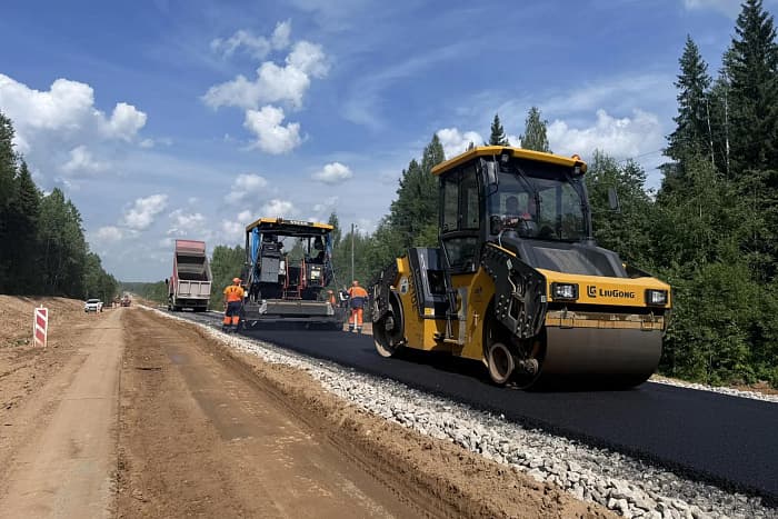 В Подосиновском районе впервые укладывают асфальт на трассе Пинюг-Скрябино