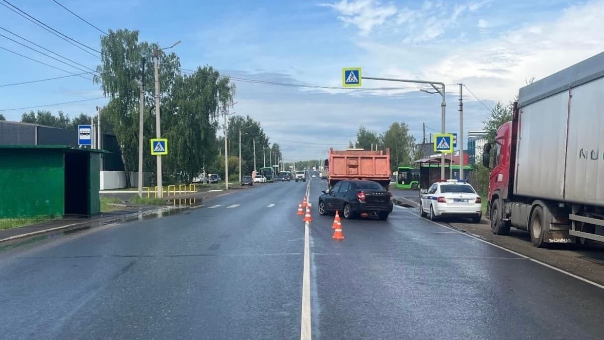 В Коминтерне «Гранта» столкнулась с КАМАЗом: девушка-водитель травмирована
