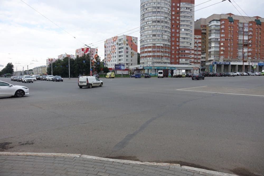 На Комсомольской площади в Кирове установят ограждения и запретят парковку