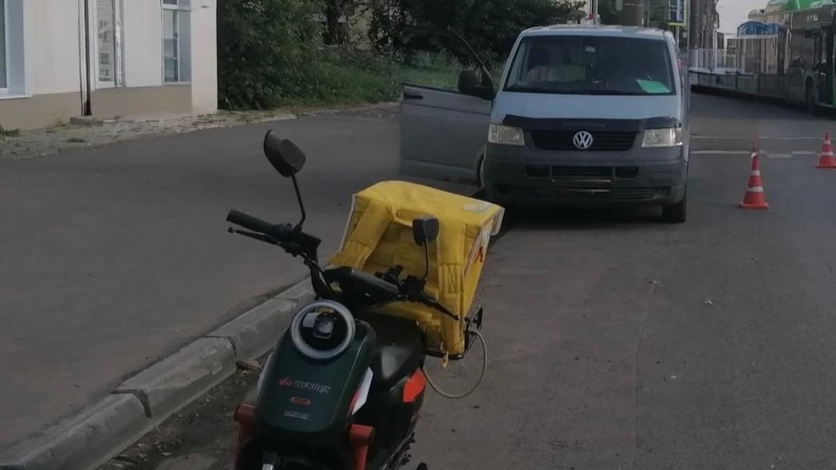 На улице Ивана Попова в Кирове курьер врезался в открытую дверь «Фольксвагена»