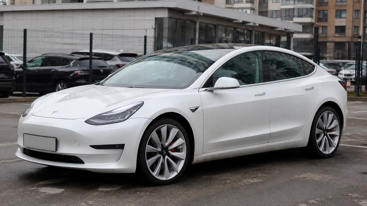 Узнал, почему россияне обходят стороной Tesla Model 3