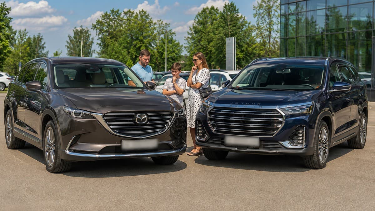 Семилетняя Mazda CX-9 за 3,2–3,9 млн или новый семиместный Jetour X90 Plus за 4,2 млн: где семейный бюджет рискует больше