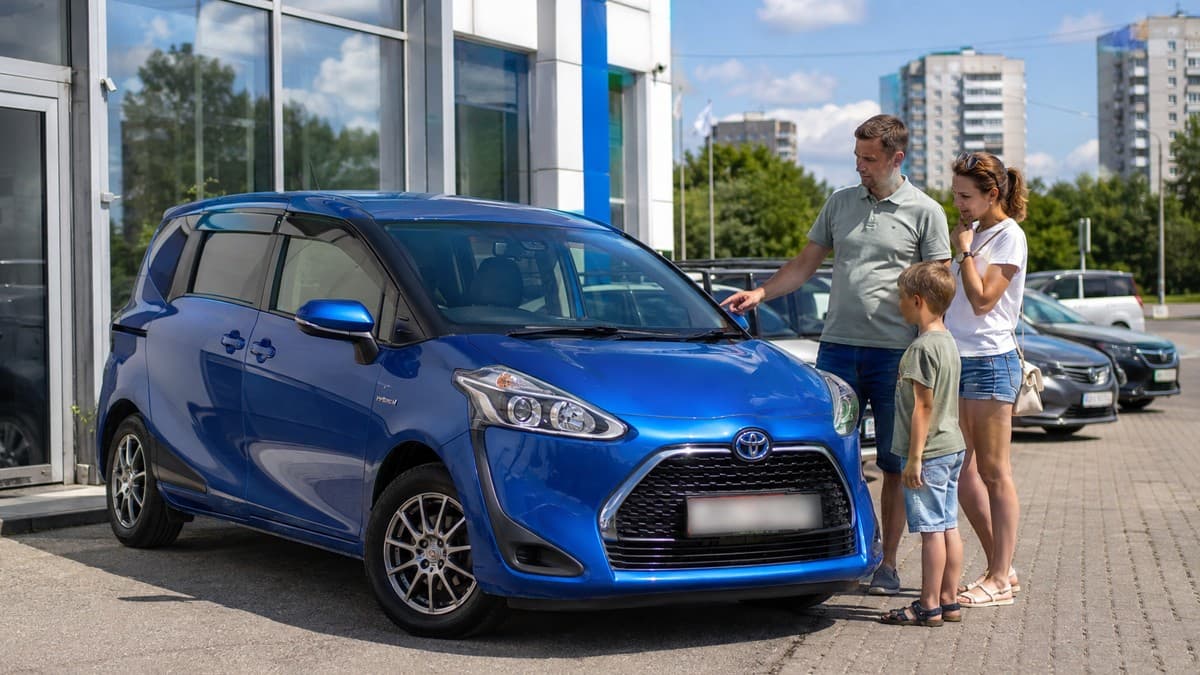 Toyota Sienta Hybrid от 1,5 млн рублей: насколько выгодны семь мест, правый руль и заявленные 3,7 литра на сотню в 2026 году