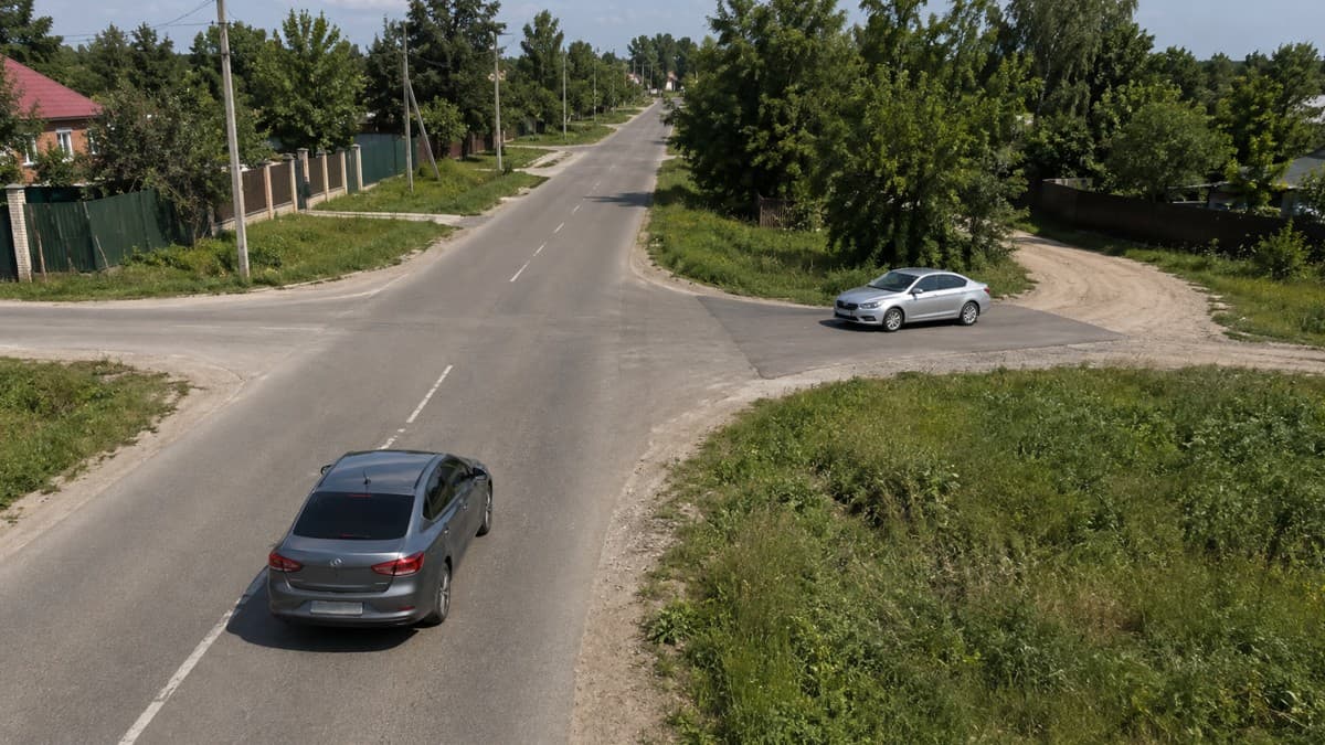 Большинство водителей отвечает неправильно: кто проедет первым без знаков, если грунтовка перед перекрёстком стала асфальтовой