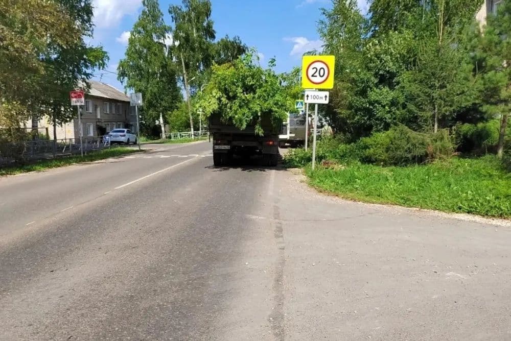 В Кирове обрезают деревья, закрывающие дорожные знаки