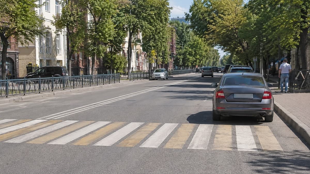 Большинство водителей отвечает неправильно: можно ли остановиться сразу после зебры, если перед ней оставляют 5 метров