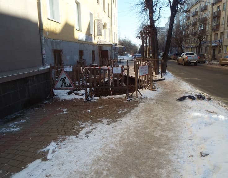 Ни пройти, ни проехать: тротуар раскопан — пешеходы идут по проезжей части